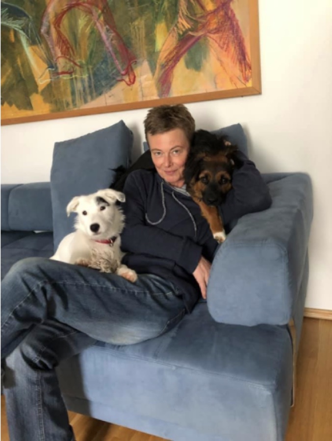 Andrea Krengel auf dem Sofa mit ihren beiden Hunden Benji und Timmy